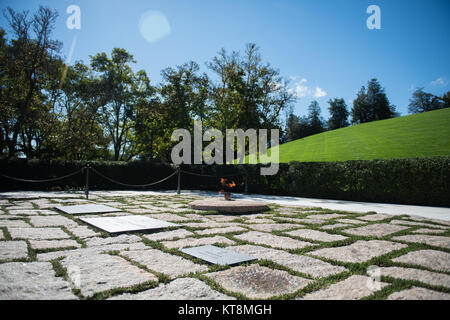 Les visiteurs voir le président John F. Kennedy's tombe dans l'article 45 du Cimetière National d'Arlington, Arlington, Virginie, le 24 octobre 2017. (U.S. Photo de l'armée par Elizabeth Fraser / Arlington National Cemetery / relâché) Banque D'Images