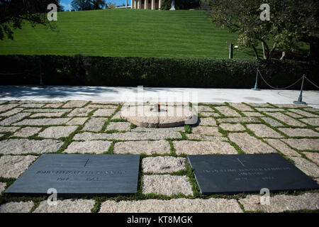 Les visiteurs voir le président John F. Kennedy's tombe dans l'article 45 du Cimetière National d'Arlington, Arlington, Virginie, le 24 octobre 2017. (U.S. Photo de l'armée par Elizabeth Fraser / Arlington National Cemetery / relâché) Banque D'Images