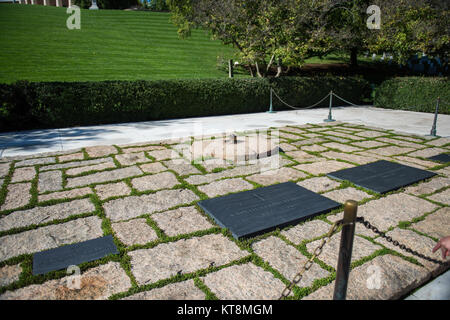 Les visiteurs voir le président John F. Kennedy's tombe dans l'article 45 du Cimetière National d'Arlington, Arlington, Virginie, le 24 octobre 2017. (U.S. Photo de l'armée par Elizabeth Fraser / Arlington National Cemetery / relâché) Banque D'Images