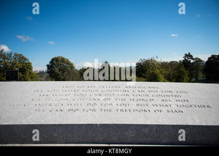 Les visiteurs voir le président John F. Kennedy's tombe dans l'article 45 du Cimetière National d'Arlington, Arlington, Virginie, le 24 octobre 2017. (U.S. Photo de l'armée par Elizabeth Fraser / Arlington National Cemetery / relâché) Banque D'Images