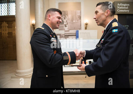 Le colonel Jerry Farnsworth (à gauche), chef d'état-major de l'armée, les cimetières militaires nationales et le Cimetière National d'Arlington, et commandant suprême des forces armées suédoises Gen. Micael Bydén échanger des cadeaux dans l'Amphithéâtre Memorial Prix d'affichage au Cimetière National d'Arlington, Arlington, Virginie, le 23 octobre 2017. Bydén ont visité l'Amphithéâtre Memorial Afficher prix et ont réalisé un Wreath-Laying sur la Tombe du Soldat inconnu. (U.S. Photo de l'armée par Elizabeth Fraser / Arlington National Cemetery / relâché) Banque D'Images