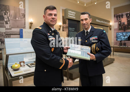 Le colonel Jerry Farnsworth (à gauche), chef d'état-major de l'armée, les cimetières militaires nationales et le Cimetière National d'Arlington, et commandant suprême des forces armées suédoises Gen. Micael Bydén échanger des cadeaux dans l'Amphithéâtre Memorial Prix d'affichage au Cimetière National d'Arlington, Arlington, Virginie, le 23 octobre 2017. Bydén ont visité l'Amphithéâtre Memorial Afficher prix et ont réalisé un Wreath-Laying sur la Tombe du Soldat inconnu. (U.S. Photo de l'armée par Elizabeth Fraser / Arlington National Cemetery / relâché) Banque D'Images