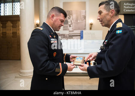 Le colonel Jerry Farnsworth (à gauche), chef d'état-major de l'armée, les cimetières militaires nationales et le Cimetière National d'Arlington, et commandant suprême des forces armées suédoises Gen. Micael Bydén échanger des cadeaux dans l'Amphithéâtre Memorial Prix d'affichage au Cimetière National d'Arlington, Arlington, Virginie, le 23 octobre 2017. Bydén ont visité l'Amphithéâtre Memorial Afficher prix et ont réalisé un Wreath-Laying sur la Tombe du Soldat inconnu. (U.S. Photo de l'armée par Elizabeth Fraser / Arlington National Cemetery / relâché) Banque D'Images