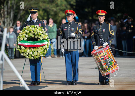 Un clairon et un tambour de l'armée américaine, bande son propre 'Wolverine' ; et d'un régiment d'infanterie américain 3d (la vieille garde) sentinel rendre honneurs au cours de l'Armée tous les honneurs Wreath-Laying Cérémonie en l'honneur du lieutenant général Danilo Errico, chef d'état-major, l'armée italienne, sur la Tombe du Soldat inconnu au cimetière national d'Arlington, Arlington, Va., Octobre 17, 2017. Ericco a aussi visité le Mémorial Amphitheatre Afficher prix et ont échangé des cadeaux avec le Cimetière National d'Arlington de leadership. (U.S. Photo de l'armée par Elizabeth Fraser / Arlington National Cemetery / relâché) Banque D'Images