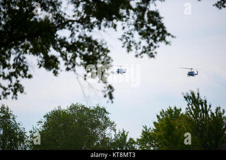 Un survol de deux Huey UH-1N au cours de l'honneur de service Army Air Forces 1st. Le lieutenant Francis Pitonyak au cimetière national d'Arlington, Arlington, Va., 22 Septembre, 2017. Pitonyak était membre de la 36e de chasseurs, 8e Escadron de chasse et a disparu en octobre 1943, lors de la détérioration des conditions météorologiques et de perte de visibilité près de Port Moresby, Territoire de Papua. Ses restes ont été identifiés par une équipe de rétablissement de la DPAA en juillet 2016 dans les cabinets dentaires est récupéré d'un accident en Papouasie Nouvelle Guinée. (U.S. Photo de l'armée par Elizabeth Fraser / Arlington National Cemetery / relâché) Banque D'Images