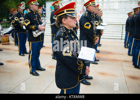 Le Sgt. maj. Sylvia Stanton, clarinettiste dans l'US Army Band, 'Wolverine' propres, participe à un Wreath-Laying les Forces armées tous les honneurs d'une cérémonie à l'honneur de Son Excellence Monsieur Mihai Fifor, Ministre roumain de la Défense nationale, sur la Tombe du Soldat inconnu au cimetière national d'Arlington, Arlington, Va., le 19 septembre 2017. Fifor a aussi visité le Mémorial Amphitheatre Afficher prix et ont échangé des cadeaux avec les hauts dirigeants de l'ANC. (U.S. Photo de l'armée par Elizabeth Fraser / Arlington National Cemetery / relâché) Banque D'Images