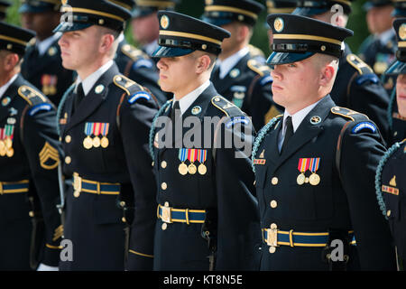 Les soldats participent à l'Armée tous les honneurs d'une cérémonie de dépôt de gerbe0sur la Tombe du Soldat inconnu en l'honneur du lieutenant général Mahmoud Freihat, chef d'état-major général de l'armée, de la Jordanie au cimetière national d'Arlington, Arlington, Va., le 26 juillet 2017. Freihat a aussi visité le Memorial Amphitheater Afficher prix. (U.S. Photo de l'armée par Elizabeth Fraser / Arlington National Cemetery / relâché) Banque D'Images