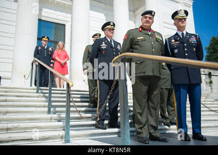 (De haut en bas) Le Général Mark A. Milley, chef d'état-major de l'armée américaine ; Hollyanne Milley ; le général Peter Gallagher, un directeur, Architecture, exploitation, réseaux et de l'espace, le Bureau d'information de l'armée ; le général Mahmoud Freihat, chef d'état-major général, la Jordanie armée ; et le Colonel Jason Garkey, commandant du régiment, le Régiment d'infanterie américain 3d (la vieille garde) assister à la relève de la garde au cimetière national d'Arlington, Arlington, Va., le 26 juillet 2017. Freihat ont participé plus tôt dans une armée tous les honneurs Wreath-Laying sur la Tombe du Soldat inconnu et visité l'Amphithéâtre Memorial Afficher prix. Banque D'Images