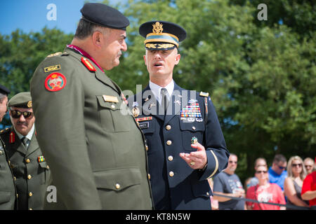 Le colonel Jason Garkey, commandant du régiment, le Régiment d'infanterie américain 3d (la vieille garde) explique le changement de la garde sur la Tombe du Soldat inconnu pour le lieutenant général Mahmoud Freihat, chef d'état-major général de l'armée, de la Jordanie au cimetière national d'Arlington, Arlington, Va., le 26 juillet 2017. Freihat ont participé plus tôt dans une armée tous les honneurs Wreath-Laying sur la Tombe du Soldat inconnu et visité l'Amphithéâtre Memorial Afficher prix. (U.S. Photo de l'armée par Elizabeth Fraser / Arlington National Cemetery / relâché) Banque D'Images