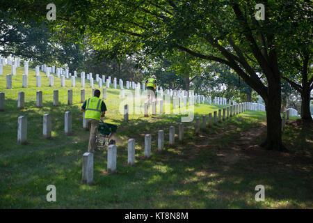 Jeter les bénévoles de la chaux dans l'article 31 de cimetière National d'Arlington, Arlington, Va., le 14 juillet 2017. Plus de 400 professionnels ont participé à paysage bénévole l'Association nationale des professionnels du paysage et de renouvellement annuel 21 souvenir à l'ANC. (U.S. Photo de l'armée par Elizabeth Fraser / Arlington National Cemetery / relâché) Banque D'Images