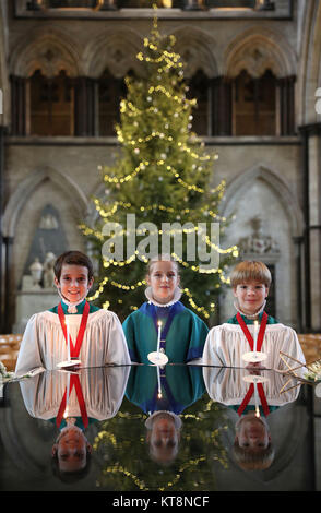 Les choristes de la cathédrale de Salisbury école pendant un photocall à la cathédrale de Salisbury avant leurs spectacles de Noël, qui va les voir chanter 8 grands services au cours des 4 jours jusqu'à 10 000 personnes. Banque D'Images