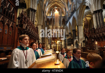 Les choristes de la cathédrale de Salisbury école pendant un photocall à la cathédrale de Salisbury avant leurs spectacles de Noël, qui va les voir chanter 8 grands services au cours des 4 jours jusqu'à 10 000 personnes. Banque D'Images