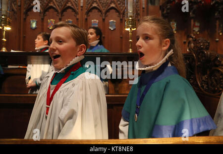 Les choristes de la cathédrale de Salisbury école pendant un photocall à la cathédrale de Salisbury avant leurs spectacles de Noël, qui va les voir chanter 8 grands services au cours des 4 jours jusqu'à 10 000 personnes. Banque D'Images