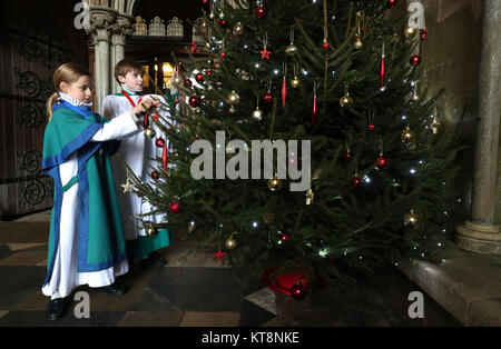 Les choristes de la cathédrale de Salisbury école pendant un photocall à la cathédrale de Salisbury avant leurs spectacles de Noël, qui va les voir chanter 8 grands services au cours des 4 jours jusqu'à 10 000 personnes. Banque D'Images