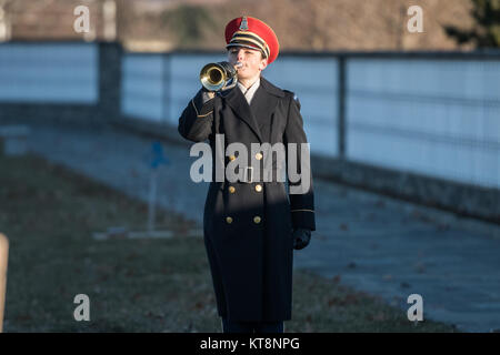 Le U.S. Army Band joue Taps lors de l'inauguration de la tombe du souvenir dans la section 72 du cimetière national d'Arlington, désigné pour les restes incinérés des membres admissibles du service actif. Banque D'Images