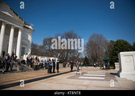 Des représentants de la Boy Scouts of America's différents programmes placer une couronne de fleurs sur la Tombe du Soldat inconnu au cimetière national d'Arlington, le 6 mars 2017 à Arlington, Va., une délégation de scouts et de leadership des Boy Scouts de venir à Washington, D.C., chaque année dans le cadre d'un rapport au président de la Chambre des représentants des États-Unis, qui est requis dans le cadre de notre charte du congrès. (U.S. Photo de l'armée par Rachel Larue/Arlington National Cemetery/libérés) Banque D'Images