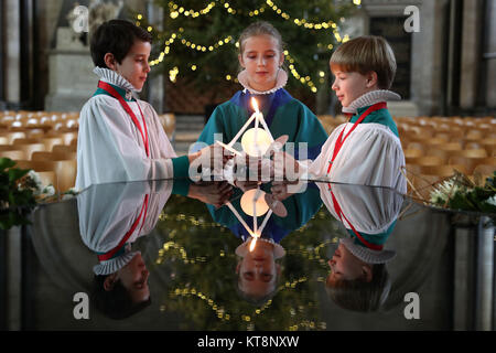 Les choristes de la cathédrale de Salisbury School allumer des bougies lors d'un photocall à la cathédrale de Salisbury avant leurs spectacles de Noël, qui va les voir chanter 8 grands services au cours des 4 jours jusqu'à 10 000 personnes. Banque D'Images