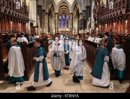 Les choristes de la cathédrale de Salisbury école pendant un photocall à la cathédrale de Salisbury avant leurs spectacles de Noël, qui va les voir chanter 8 grands services au cours des 4 jours jusqu'à 10 000 personnes. Banque D'Images