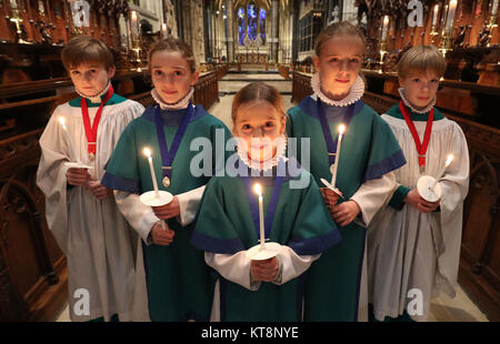 Les choristes de la cathédrale de Salisbury école pendant un photocall à la cathédrale de Salisbury avant leurs spectacles de Noël, qui va les voir chanter 8 grands services au cours des 4 jours jusqu'à 10 000 personnes. Banque D'Images