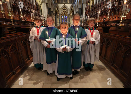 Les choristes de la cathédrale de Salisbury école pendant un photocall à la cathédrale de Salisbury avant leurs spectacles de Noël, qui va les voir chanter 8 grands services au cours des 4 jours jusqu'à 10 000 personnes. Banque D'Images