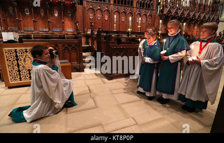 Choriste de la cathédrale de Salisbury School prend une photo de ses collègues choristes lors d'un photocall à la cathédrale de Salisbury avant leurs spectacles de Noël, qui va les voir chanter 8 grands services de plus de 4 jours pour un maximum de 10 000 personnes. Banque D'Images