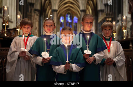 Les choristes de la cathédrale de Salisbury école pendant un photocall à la cathédrale de Salisbury avant leurs spectacles de Noël, qui va les voir chanter 8 grands services au cours des 4 jours jusqu'à 10 000 personnes. Banque D'Images