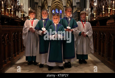 Les choristes de la cathédrale de Salisbury école pendant un photocall à la cathédrale de Salisbury avant leurs spectacles de Noël, qui va les voir chanter 8 grands services au cours des 4 jours jusqu'à 10 000 personnes. Banque D'Images