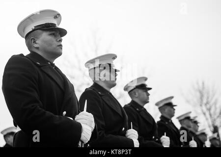 La caserne des marines (Marine, Washington, D.C. (8e et I), le United States Marine Band, "Le Président", et le Régiment d'infanterie US 3d (Vieille Garde) Peloton Caisson participer à l'honneur les funérailles du Corps des Marines des États-Unis. Pvt. Archie Newell dans la section 60 du Cimetière National d'Arlington, Arlington, Va., le 8 décembre 2017. Attribuée à la société C, 2e Bataillon, 2e Division de Marines en 1943, Newell est mort lorsque sa division a tenté d'obtenir la petite île de Betio dans l'Atoll de Tarawa des Japonais. Bien que la bataille a duré plusieurs jours, Newell est mort au premier jour de la bataille Banque D'Images