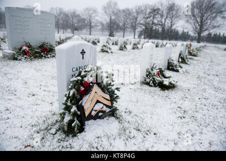 La neige tombe dans la section 60 du cimetière national d'Arlington, en Virginie, couvrant les tombes et les mémoriaux. Cela a marqué la première chute de neige importante de la saison, ajoutant un paysage hivernal au site militaire historique. Banque D'Images