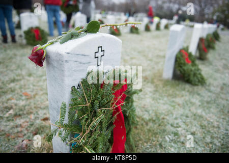 Une rose couverte de glace repose sur une pierre tombale au cimetière national d'Arlington lors de la 25e édition annuelle de l'événement Wreaths Across America, commémorant les militaires américains tombés au combat et honorant leur service et leur sacrifice. Banque D'Images