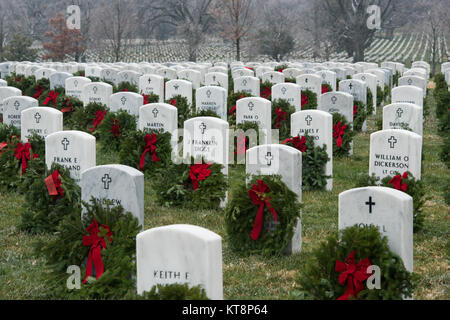 Reste des couronnes sur les pierres tombales dans le Cimetière National d'Arlington à la suite de la Couronne à travers l'Amérique, l'événement le 17 décembre 2016 à Arlington, Va., Cette année marque la 25e année que les couronnes ont été placés à l'ANC. (U.S. Photo de l'armée par Rachel Larue/Arlington National Cemetery/libérés) Banque D'Images