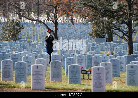 Le 5 décembre 2016, un bugler de l'Army Band joue Taps lors d'un service au cimetière national d'Arlington pour un soldat des Forces spéciales du 5th Special Forces Group (Airborne). Banque D'Images