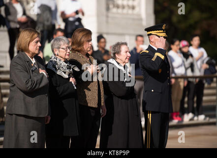 Les membres de l'Arlington Mesdames sont escortés par le général Bradley A. Becker, général commandant la Force Conjointe Headquarters-National la capitale nationale et l'armée américaine District militaire de Washington, à la Tombe du Soldat inconnu au cimetière national d'Arlington, le 15 novembre 2016, à Arlington, en Virginie, l'Arlington Mesdames déposé une couronne sur la tombe. (U.S. Photo de l'armée par Rachel Larue/Arlington National Cemetery/libérés) Banque D'Images