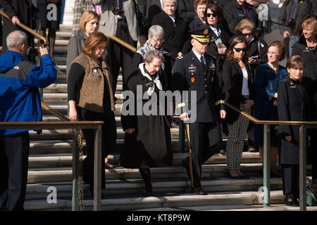 Les membres de l'Arlington Mesdames sont escortés par le général Bradley A. Becker, général commandant la Force Conjointe Headquarters-National la capitale nationale et l'armée américaine District militaire de Washington, à la Tombe du Soldat inconnu au cimetière national d'Arlington, le 15 novembre 2016, à Arlington, en Virginie, l'Arlington Mesdames déposé une couronne sur la tombe. (U.S. Photo de l'armée par Rachel Larue/Arlington National Cemetery/libérés) Banque D'Images