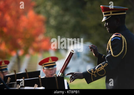 L'Adjudant-chef 2'kel Jac R. Smalls, conducteur avec la bande de l'armée américaine, "Pershing's propre," fournit la musique pour un service commémoratif pour un général de l'Armée John Pershing organisé par l'ordre militaire des guerres mondiales dans le Cimetière National d'Arlington, le 11 novembre 2016 à Arlington, Va., le service commémoratif et dépôt de gerbe a eu lieu au cimetière de Pershing. (U.S. Photo de l'armée par Rachel Larue/Arlington National Cemetery/libérés) Banque D'Images