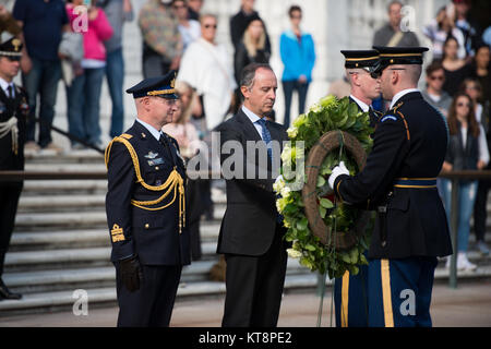 Armando Varricchio, droite, l'Ambassadeur de France aux États-Unis, et le général de Luca Goretti, la gauche italienne, attaché à la défense à l'Ambassade Italienne, une gerbe sur la Tombe du Soldat inconnu au cimetière national d'Arlington, le 4 novembre 2016, à Arlington, Va. Varricchio et Goretti, le long avec le personnel de l'ambassade, a également visité tombes dans le cimetière. (U.S. Photo de l'armée par Rachel Larue/Arlington National Cemetery/libérés) Banque D'Images