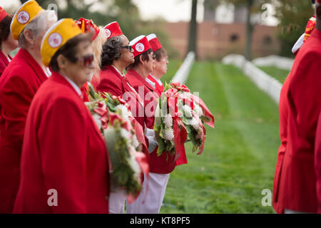 Membres de l'Organisation des membres de l'ordre militaire, Cootie "degré de l'honneur aux anciens combattants de guerres à l'étranger", a lieu environ 250 couronnes à la croix d'Argonne dans la section 18 du Cimetière National d'Arlington, le 30 octobre 2016. Le MOC a été fondée en 1920 et a fait une visite au cimetière national d'Arlington et à la Tombe du Soldat inconnu, connu sous le nom de "tombe" Trek, chaque année depuis 1934. (U.S. Photo de l'armée par Rachel Larue/Arlington National Cemetery/libérés) Banque D'Images