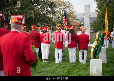 Membres de l'Organisation des membres de l'ordre militaire, Cootie "degré de l'honneur aux anciens combattants de guerres à l'étranger", a lieu environ 250 couronnes à la croix d'Argonne dans la section 18 du Cimetière National d'Arlington, le 30 octobre 2016. Le MOC a été fondée en 1920 et a fait une visite au cimetière national d'Arlington et à la Tombe du Soldat inconnu, connu sous le nom de "tombe" Trek, chaque année depuis 1934. (U.S. Photo de l'armée par Rachel Larue/Arlington National Cemetery/libérés) Banque D'Images