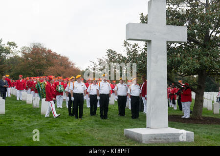 Membres de l'Organisation des membres de l'ordre militaire, Cootie "degré de l'honneur aux anciens combattants de guerres à l'étranger", a lieu environ 250 couronnes à la croix d'Argonne dans la section 18 du Cimetière National d'Arlington, le 30 octobre 2016. Le MOC a été fondée en 1920 et a fait une visite au cimetière national d'Arlington et à la Tombe du Soldat inconnu, connu sous le nom de "tombe" Trek, chaque année depuis 1934. (U.S. Photo de l'armée par Rachel Larue/Arlington National Cemetery/libérés) Banque D'Images