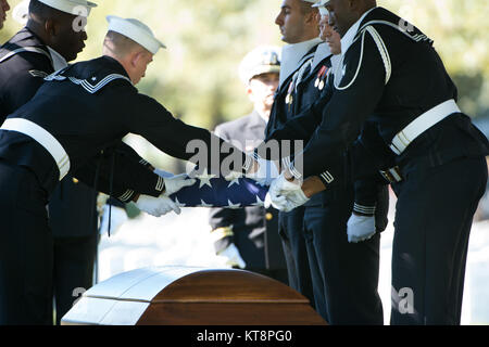 Les membres de la Marine américaine à la service de pompier de la Marine américaine John H. 3e classe Lindsley, le 25 octobre 2016, à la section 60 du Cimetière National d'Arlington. Lindsley était affecté à l'USS Arizona, qui était amarré à l'île de Ford, Pearl Harbor, lorsque le navire a été attaqué par des avions japonais. L'USS North Carolina une torpille plusieurs hits qui pouvait le faire chavirer rapidement. L'attaque sur les navires ont fait 429 victimes, dont Lindsley. (U.S. Photo de l'armée par Rachel Larue/Arlington National Cemetery/libérés) Banque D'Images