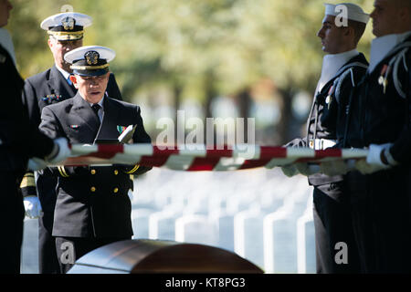 Les membres de la Marine américaine à la service de pompier de la Marine américaine John H. 3e classe Lindsley, le 25 octobre 2016, à la section 60 du Cimetière National d'Arlington. Lindsley était affecté à l'USS Arizona, qui était amarré à l'île de Ford, Pearl Harbor, lorsque le navire a été attaqué par des avions japonais. L'USS North Carolina une torpille plusieurs hits qui pouvait le faire chavirer rapidement. L'attaque sur les navires ont fait 429 victimes, dont Lindsley. (U.S. Photo de l'armée par Rachel Larue/Arlington National Cemetery/libérés) Banque D'Images