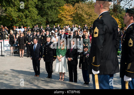 À partir de la gauche, sous-secrétaire de la United States Army Patrick Murphy, commandant général adjoint 1st Special Forces Command (Airborne) Brig. Le général John E. Deedrick Jr., président John F. Kennedy's petite-nièce Alexandra Pender, le neveu de JFK William Kennedy Smith et 3ème groupe des forces spéciales (Airborne) Sgt. Le major Bruce W. Holmes prendre part à une cérémonie de dépôt de gerbes de fleurs à la tombe de JFK dans le Cimetière National d'Arlington, le 19 octobre 2016 à Arlington, Va., Kennedy a contribué grandement à la Forces spéciales, y compris l'autorisation de la "Green Beret" comme le couvre-chef officiel pour tous les spécialistes de l'Armée américaine Banque D'Images