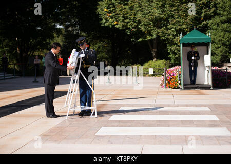 Jojima Koriki du Japon, ancien ministre des Finances, dépose une gerbe sur la Tombe du Soldat inconnu au cimetière national d'Arlington, le 11 octobre 2016 à Arlington, Va., Jojima a déposé une couronne sur la tombe et a visité l'Amphithéâtre Memorial Afficher prix. (U.S. Photo de l'armée par Rachel Larue/Arlington National Cemetery/libérés) Banque D'Images