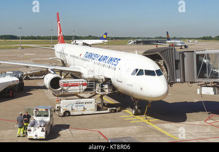 Hanovre, Basse-Saxe, Allemagne, 1er juillet 2015 : l'aéroport de Hanovre avec des avions turcs lors du chargement pour le vol à destination de la Turquie Banque D'Images