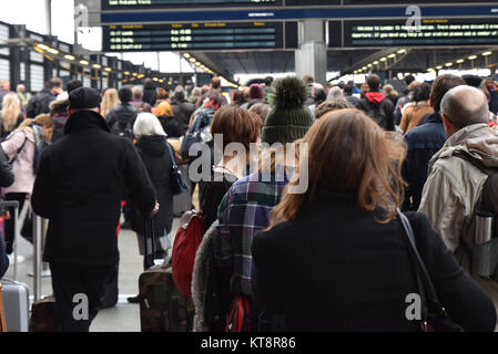 La gare de Kings Cross, London, UK. Dec 22, 2017. Les voyageurs de Noël Vendredi frénétiques dans Kings Cross. Crédit : Matthieu Chattle/Alamy Live News Banque D'Images