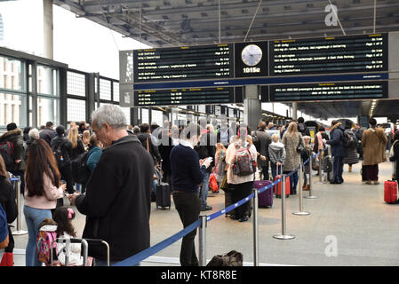 La gare de Kings Cross, London, UK. Dec 22, 2017. Les voyageurs de Noël Vendredi frénétiques dans Kings Cross. Crédit : Matthieu Chattle/Alamy Live News Banque D'Images