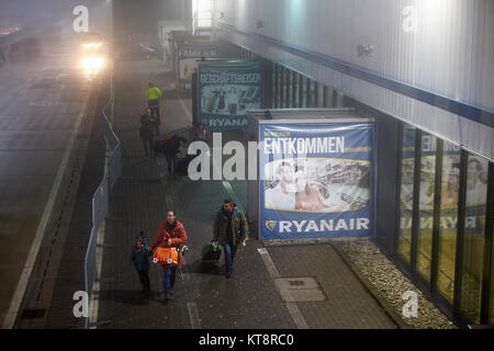 Francfort, Allemagne. Dec 22, 2017. Les passagers à pied de l'avion de Ryanair à l'aéroport de Francfort Hahn, Allemagne, 22 décembre 2017. Le Cockpit Association allemande a organisé une grève de quatre heures des employés permanents à tous les dix bases allemand (5 h à 9 h). Photo : Bernd Settnik/dpa-Zentralbild/dpa dpa : Crédit photo alliance/Alamy Live News Banque D'Images