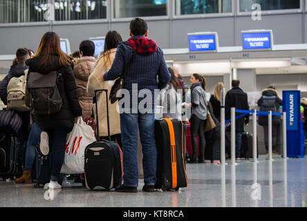 Francfort, Allemagne. Dec 22, 2017. Les passagers de Ryanair sont au comptoir d'enregistrement à l'aéroport Frankfurt am Main, Allemagne, 22 décembre 2017. Le Cockpit Association allemande a organisé une grève de quatre heures des employés permanents à bases allemand (5 h à 9 h. La précession des passagers d'être traitées comme d'habitude. Photo : Andreas Arnold/dpa dpa : Crédit photo alliance/Alamy Live News Banque D'Images