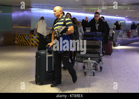 De l'aéroport Heathrow de Londres, Royaume-Uni. Dec 22, 2017. Les voyageurs de Noël arrive à l'aéroport Heathrow de Londres, comme l'escapade de Noël commence, avec UK rail gares, aéroports et autoroutes devrait être très occupé que les gens commencent leurs vacances de Noël. London Heathrow, verra plus de 250 000 personnes traversent le vendredi 22 décembre 2017 - l'équivalent de deux par seconde : Crédit Dinendra Haria/Alamy Live News Banque D'Images