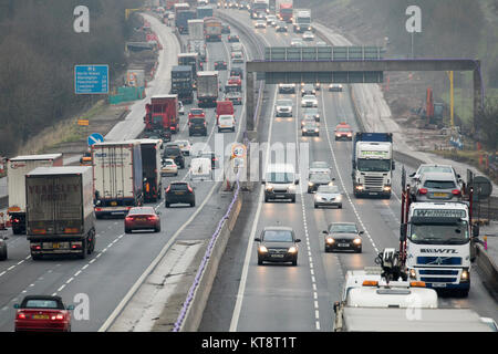 Le trafic important le long de l'autoroute M6 avec tous les trois voies dans les deux sens plein de la circulation à proximité de la jonction Sandbach, Cheshire, Royaume-Uni Banque D'Images